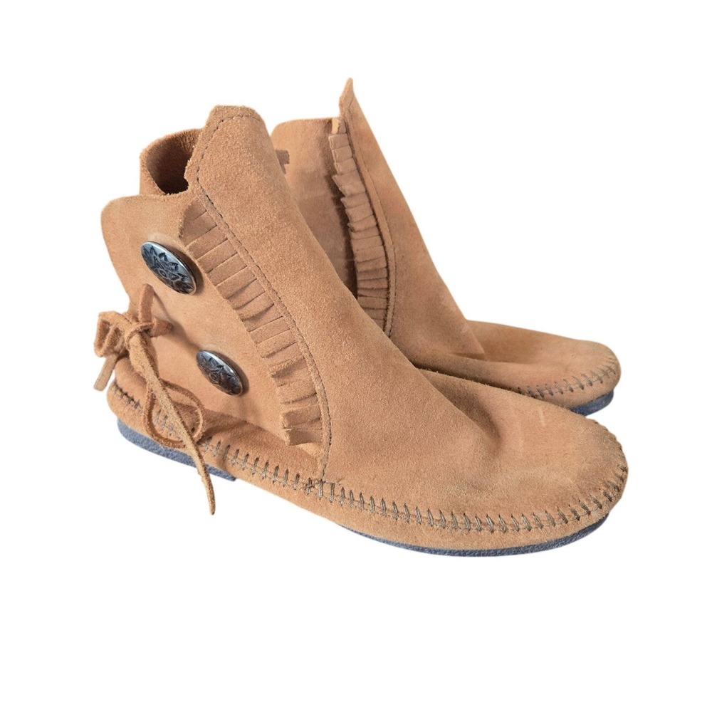 Minnetonka Women Tan Suede Fringe Moccasin Ankle Boots Silver Concho Size 7